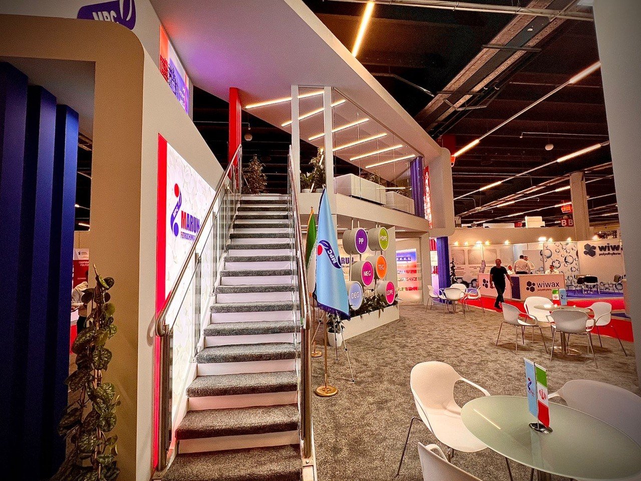 Marun 156 m² Doppelstock-Messestand auf der Plastpol